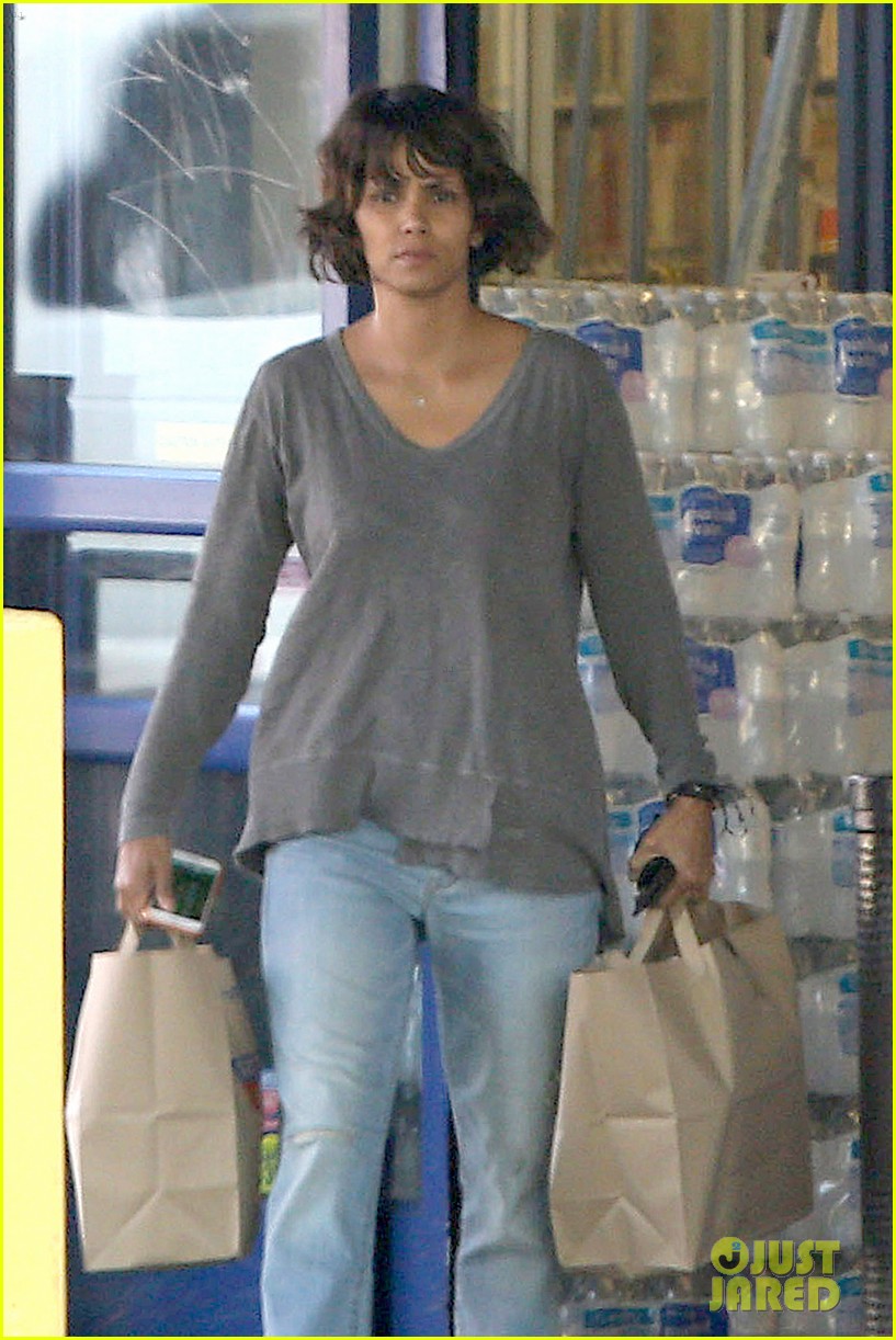 Halle Berry Goes Makeup Free to Run Her Errands Photo 3285376 Halle