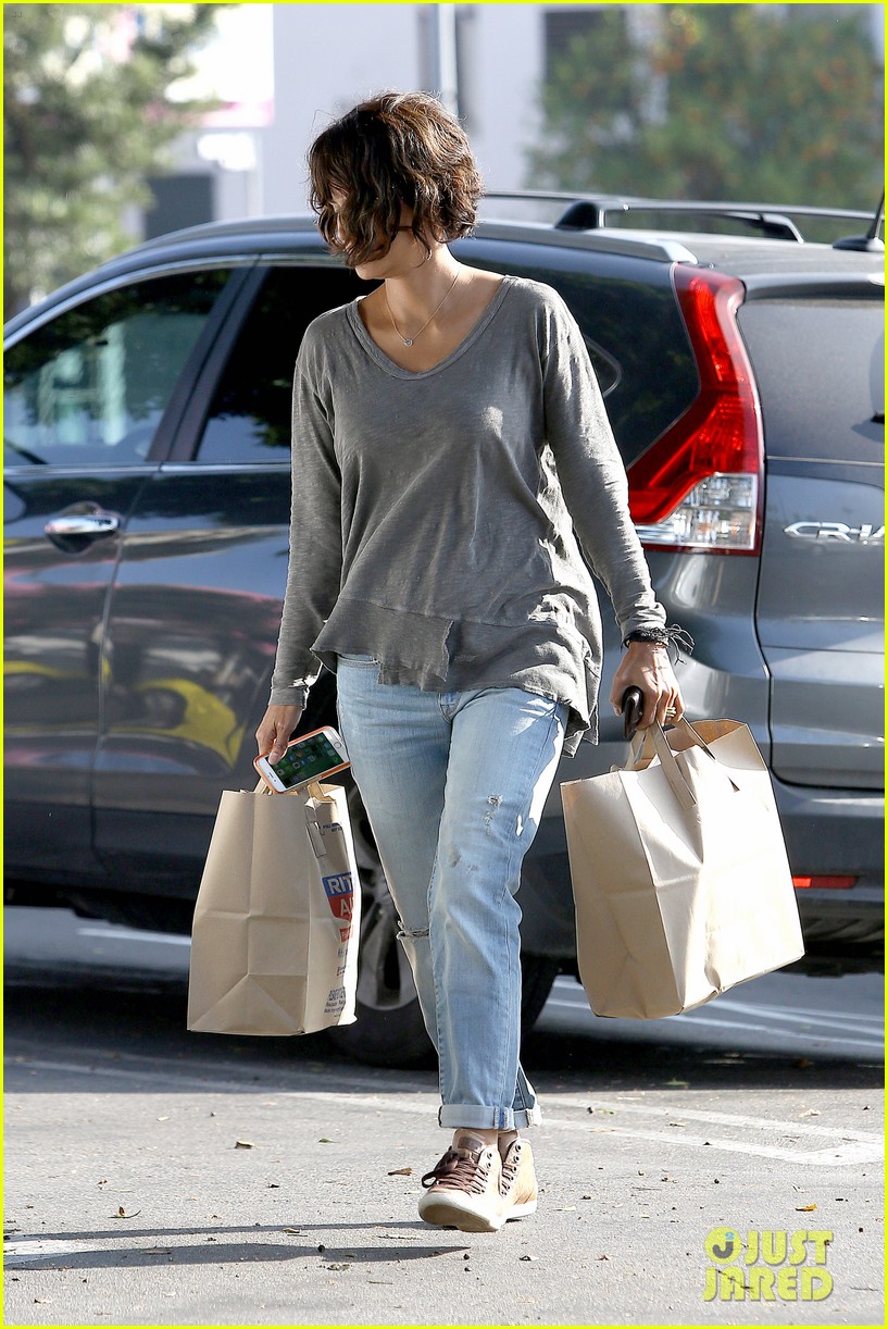 Halle Berry Goes Makeup Free to Run Her Errands Photo 3285388 Halle(02)