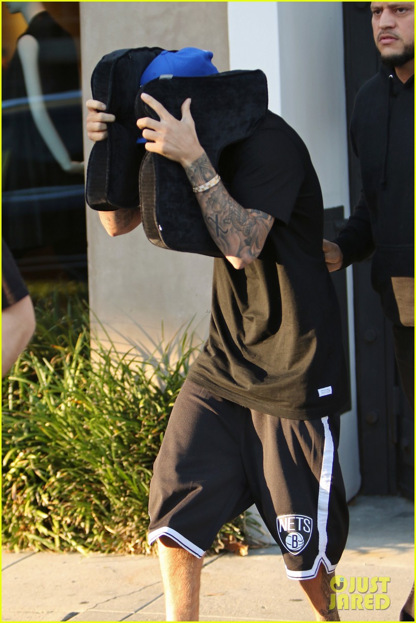 justin bieber covers hair with two cushions after salon visit 163290154