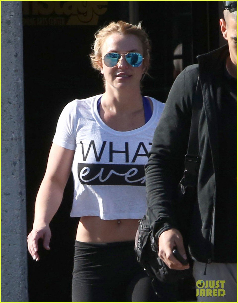 Britney Spears Flashes Rock Hard Abs After Dance Rehearsal Photo(02)