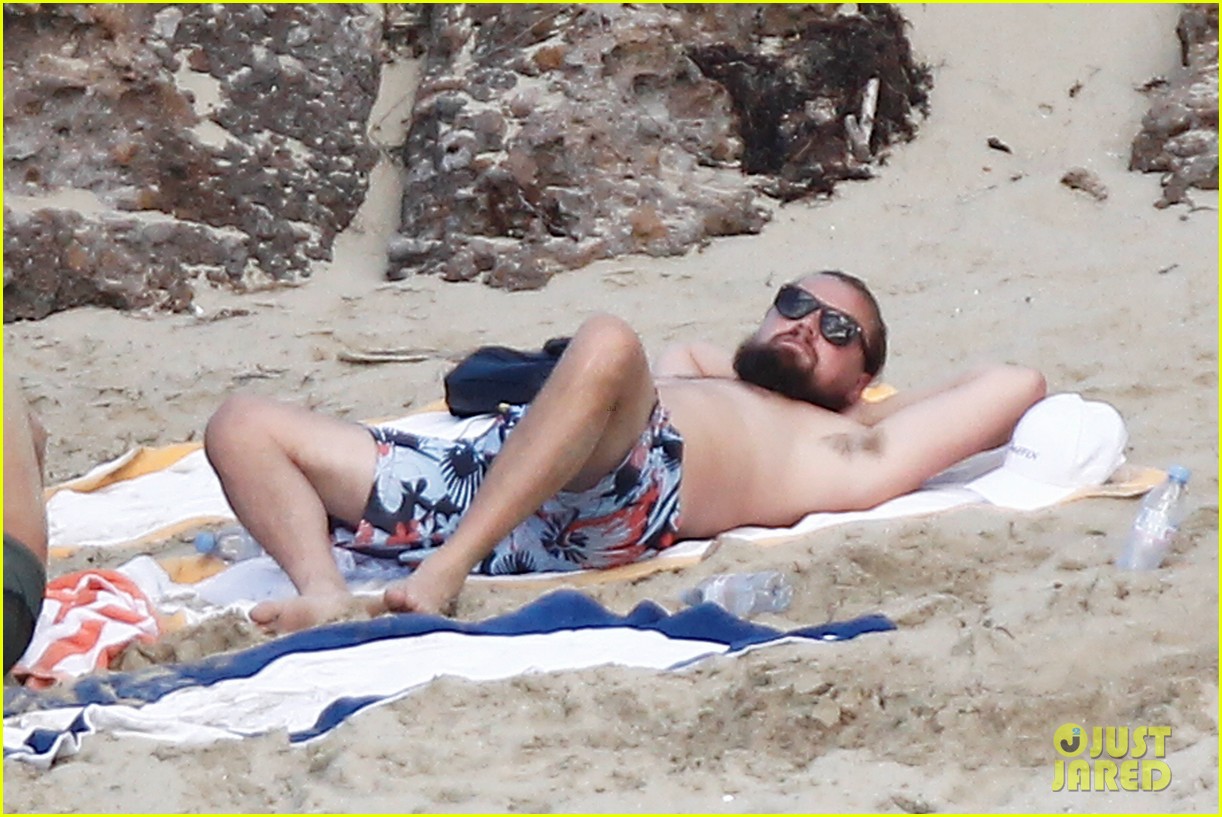 leonardo dicaprio continues st barts trip surrounded by women 073271425