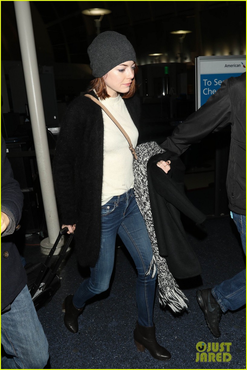 emma stone lands in los angeles before 2015 golden globes 033277367