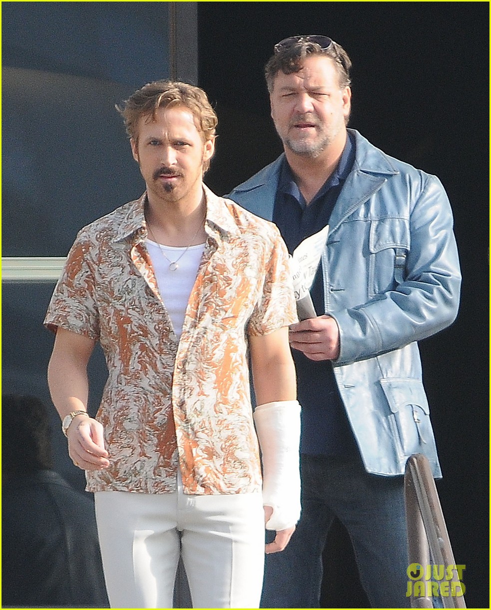 ryan gosling sports cast on his arm while filming nice guys 043285255