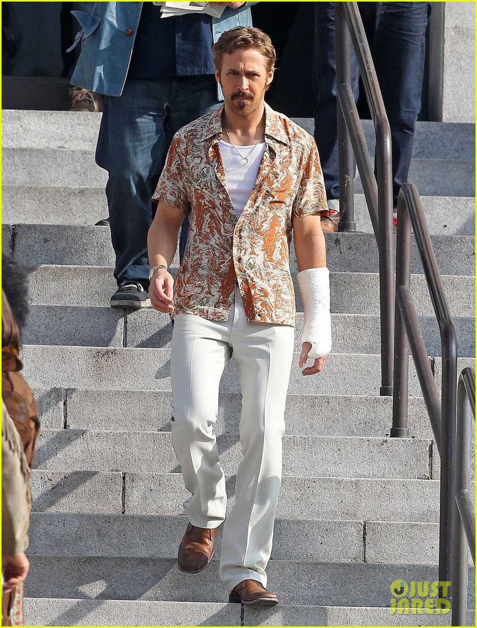 ryan gosling sports cast on his arm while filming nice guys 05