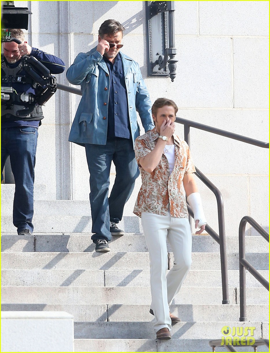 ryan gosling sports cast on his arm while filming nice guys 12