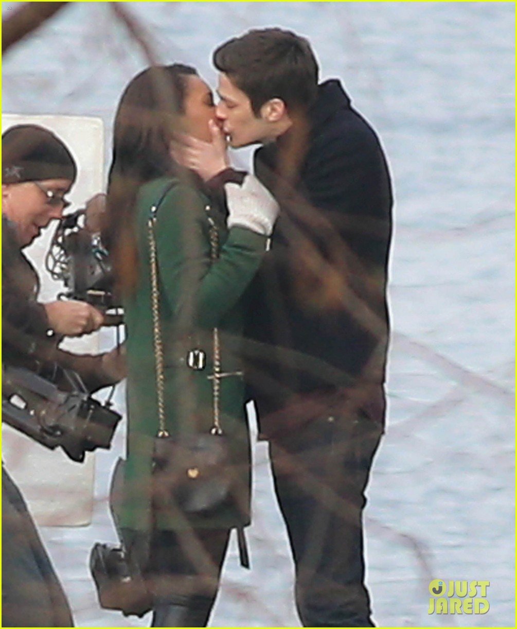 Grant Gustin &amp; Candice Patton Film Romantic Scene for &lsquo;The Flash 