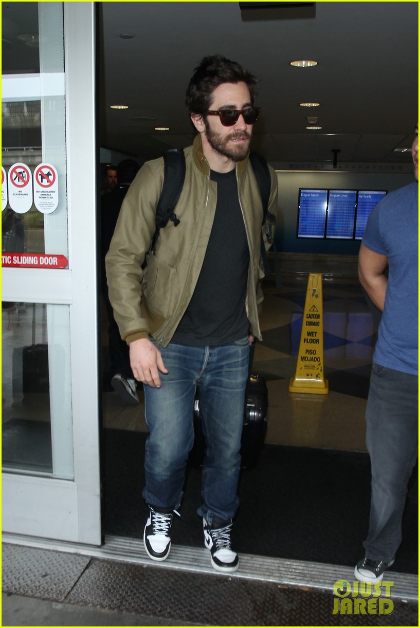 jake gyllenhaal arrives in town just in time for golden globes 06