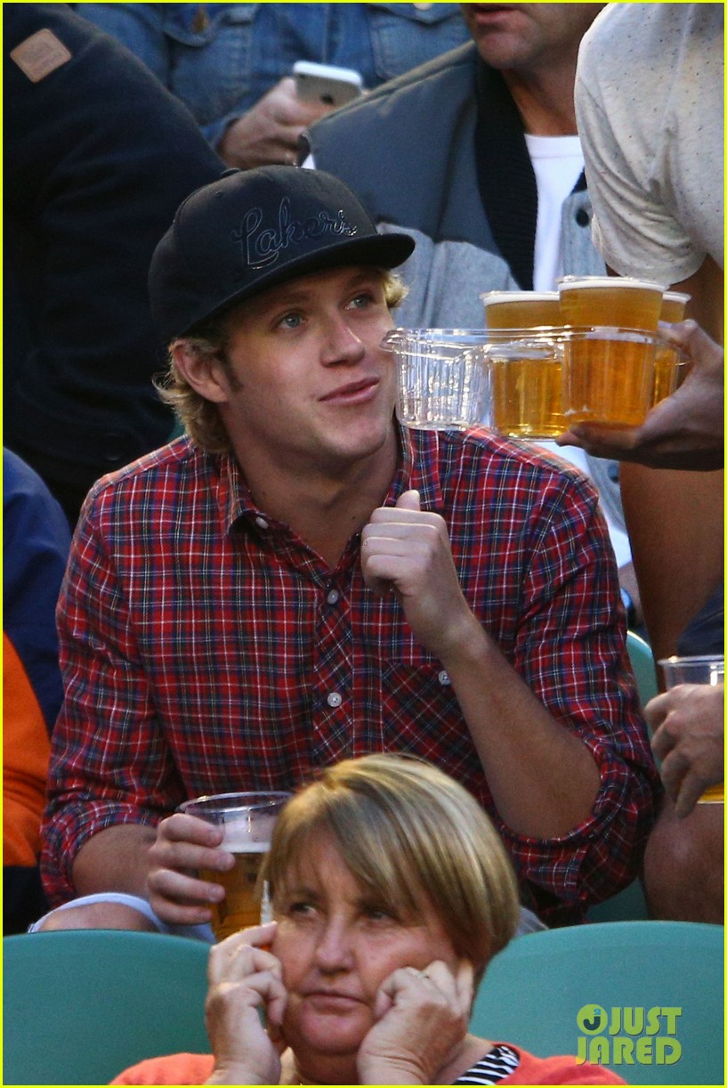 niall horan watches andy murray advance 07