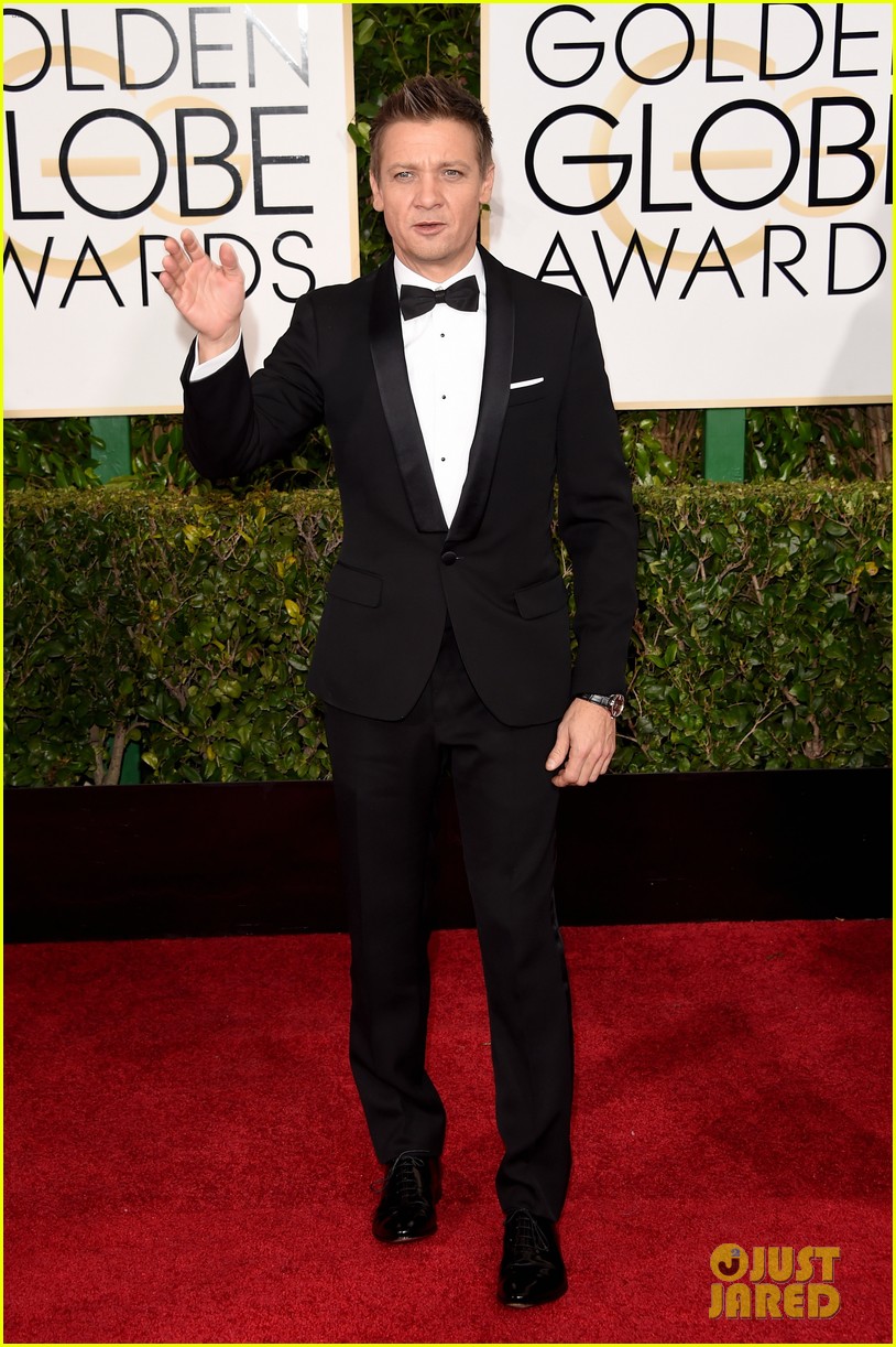 Jeremy Renner Jokes About Jennifer Lopez' Chest During Golden Globes(01)