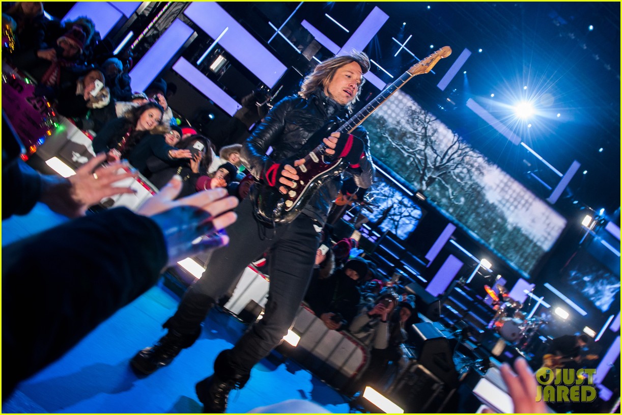 Nicole Kidman & Keith Urban Share a Sweet New Year's Kiss! Photo