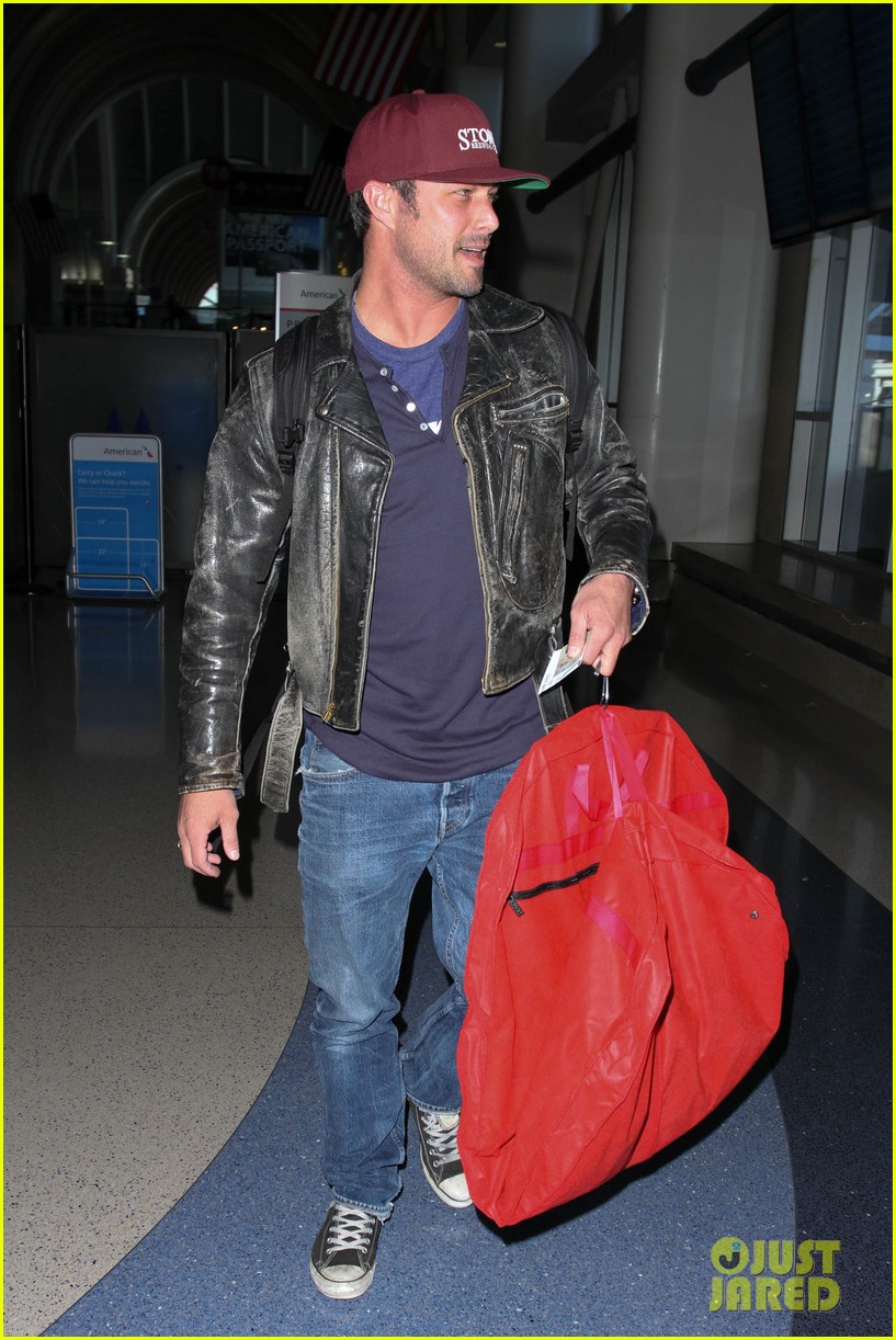 taylor kinney smiling at airport 083285552