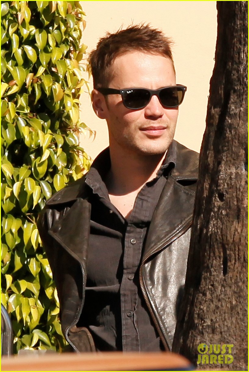taylor kitsch gets ready for super bowl on true detective set 023286544