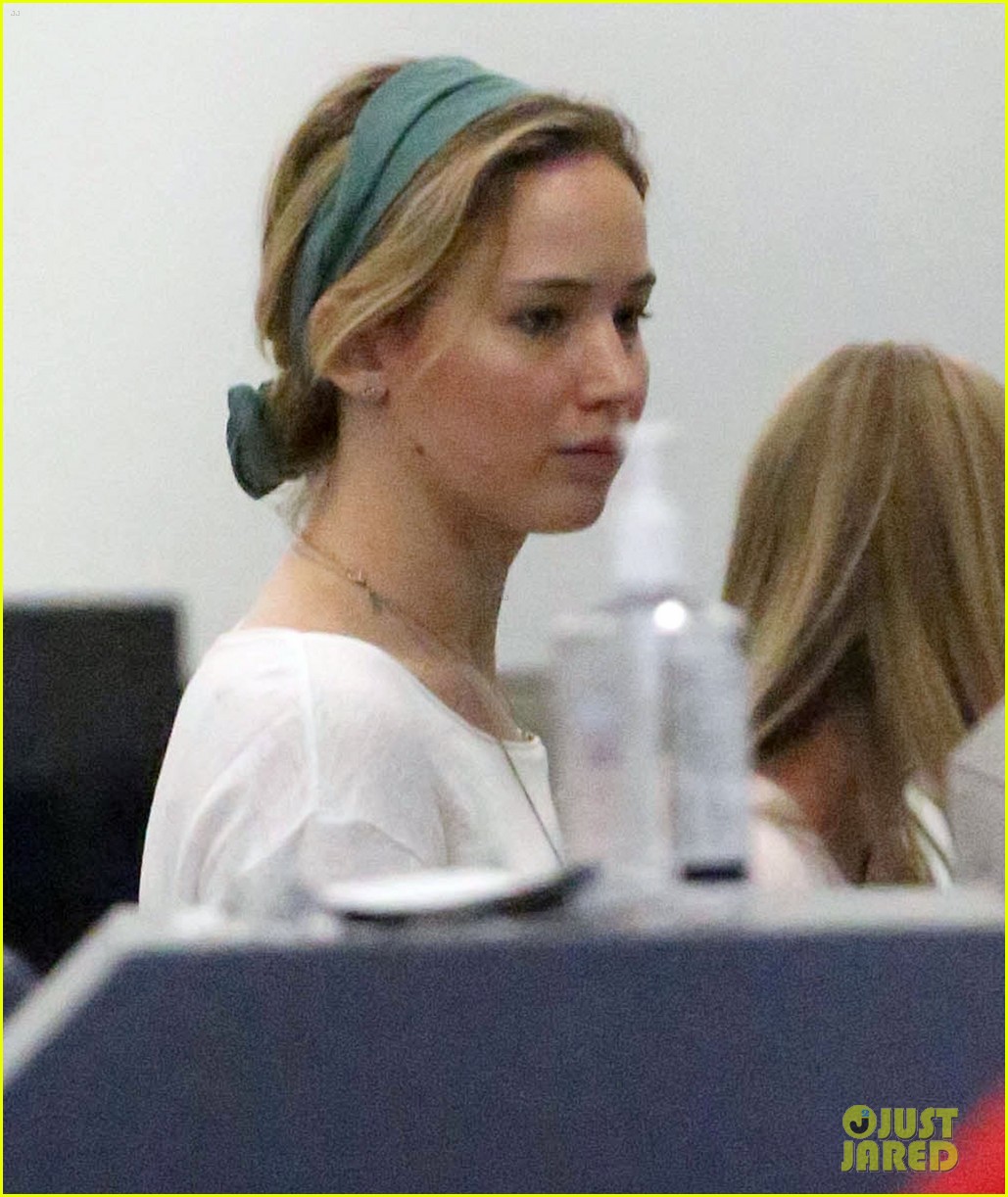 jennifer lawrence catches flight out of lax 013272886