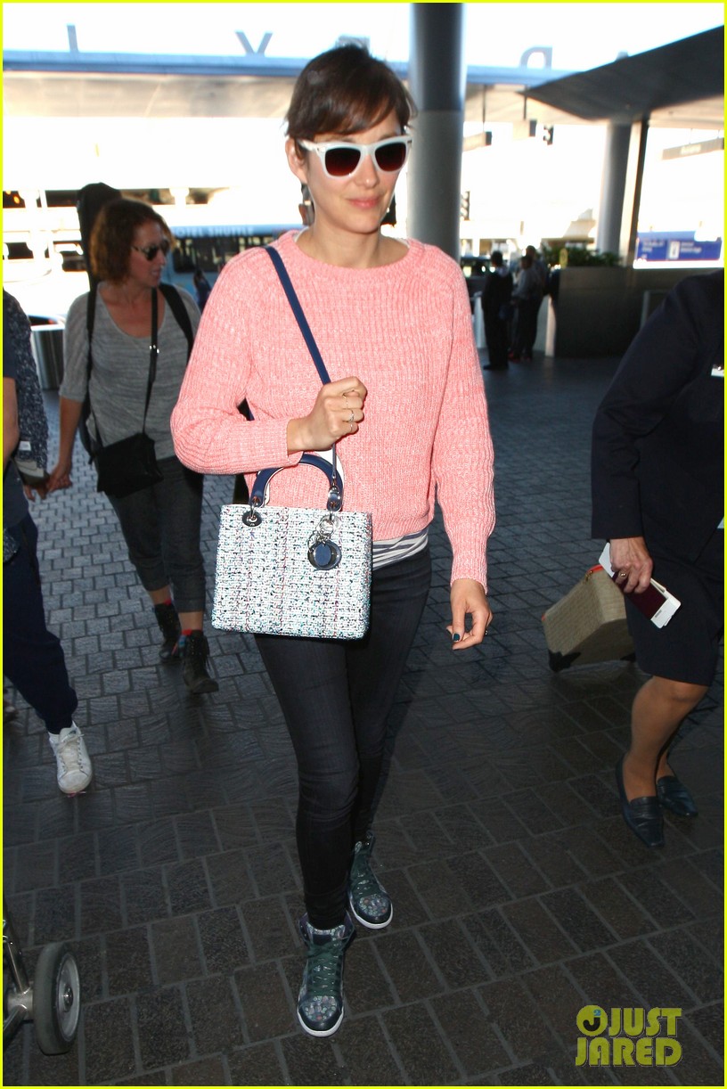 marion cotillard catches a flight out of lax 04