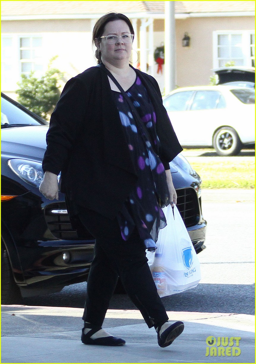 melissa mccarthy out with her parents glendale 04