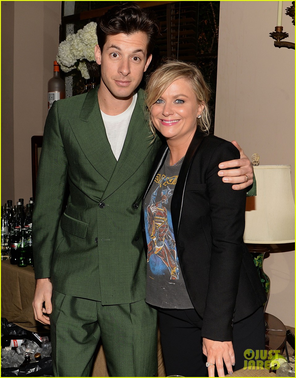 amy poehler went super casual for her golden globes party 043279044