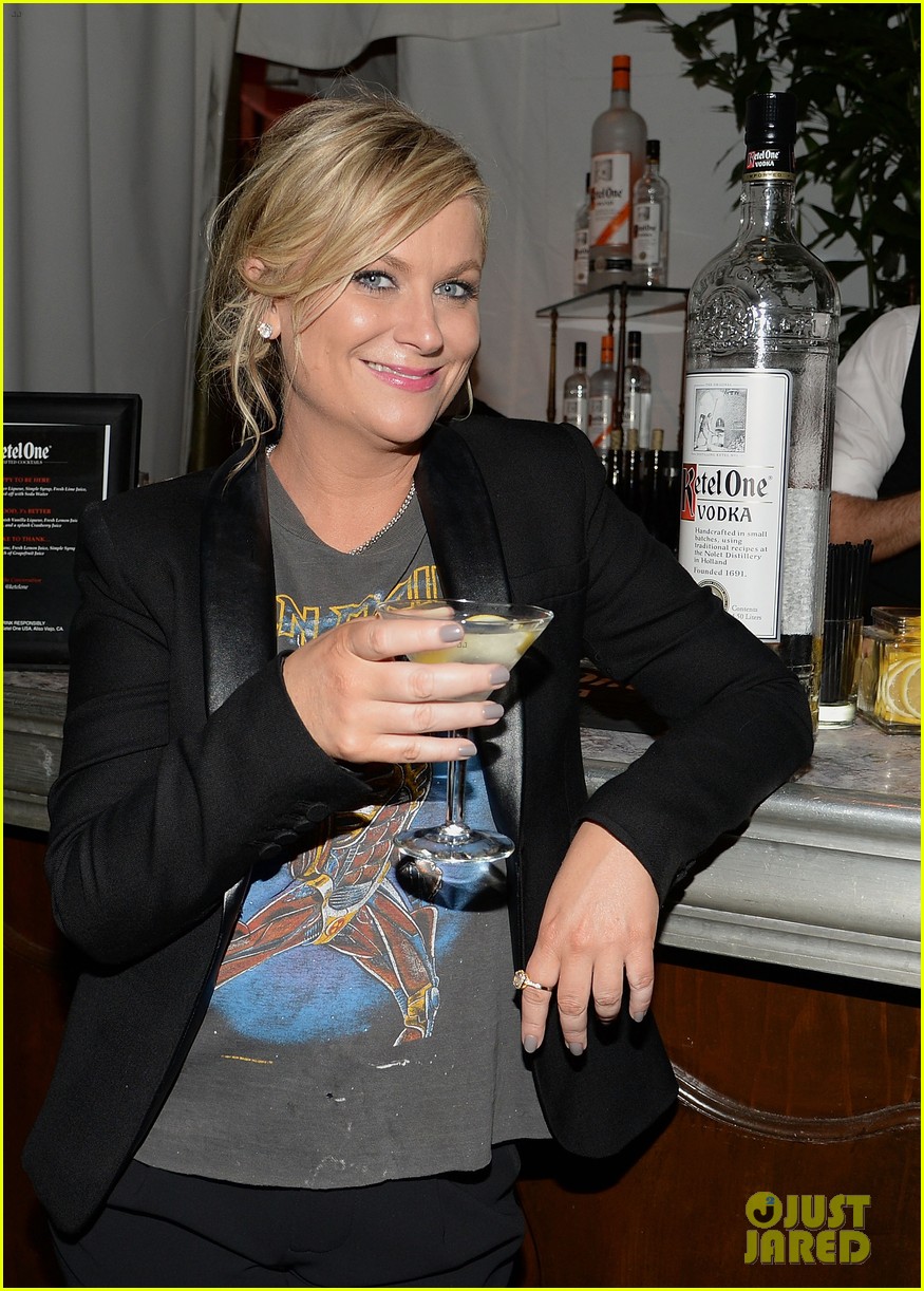 amy poehler went super casual for her golden globes party 053279045