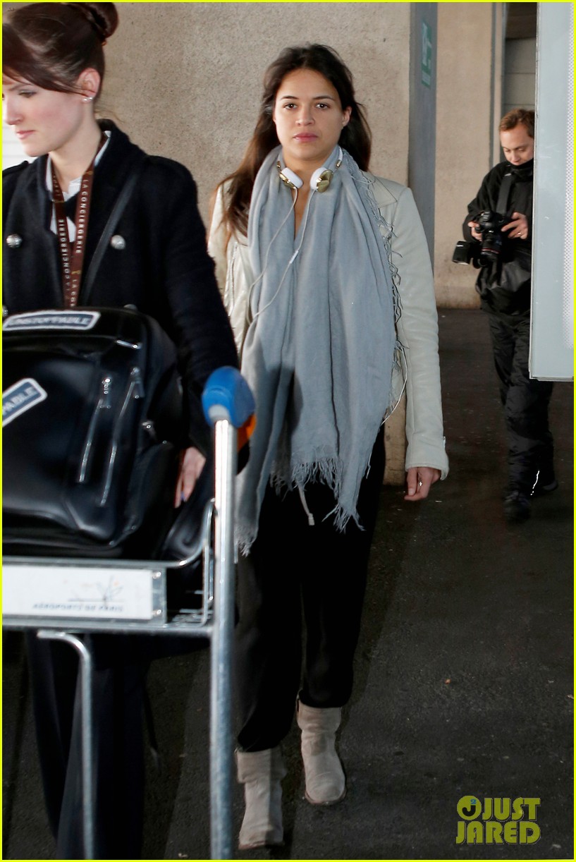 michelle rodriguez puts all drama aside to fly to paris 09