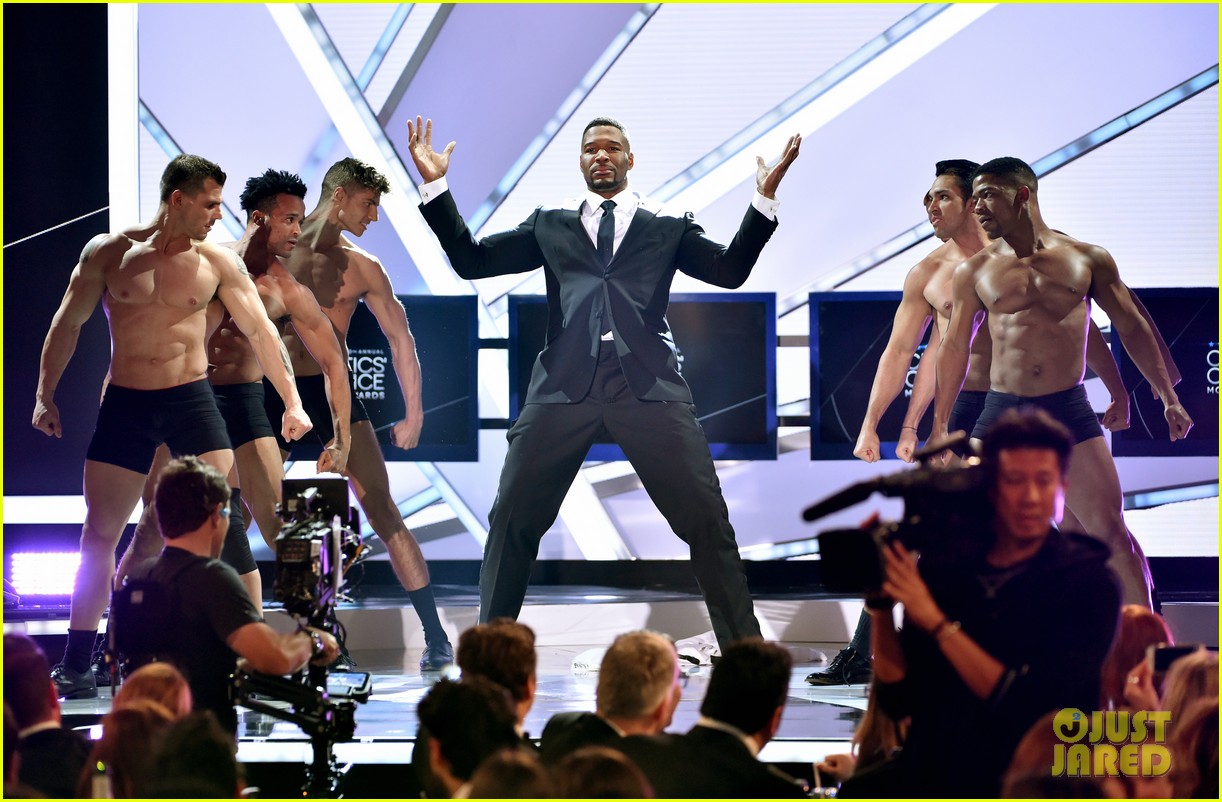 michael strahan strips in magic mike opening at critics choice 063281825