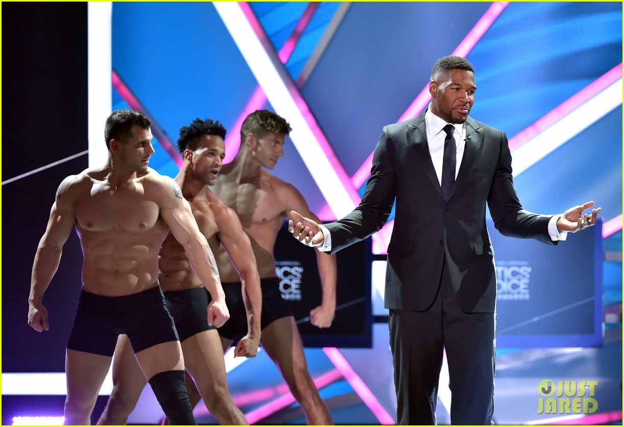 michael strahan strips in magic mike opening at critics choice 153281834