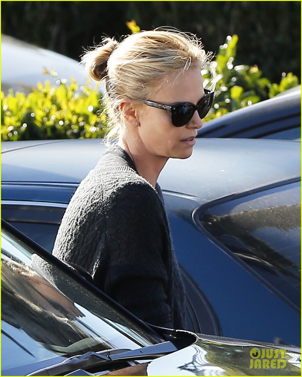 charlize theron one arm in max fury still 023272876