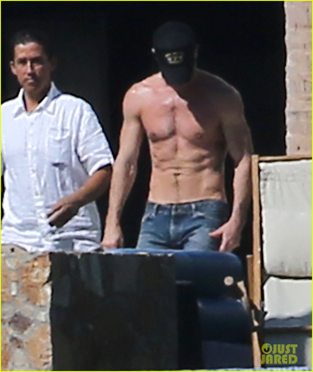 justin theroux looks ripped tan on his cabo vacation 023274260