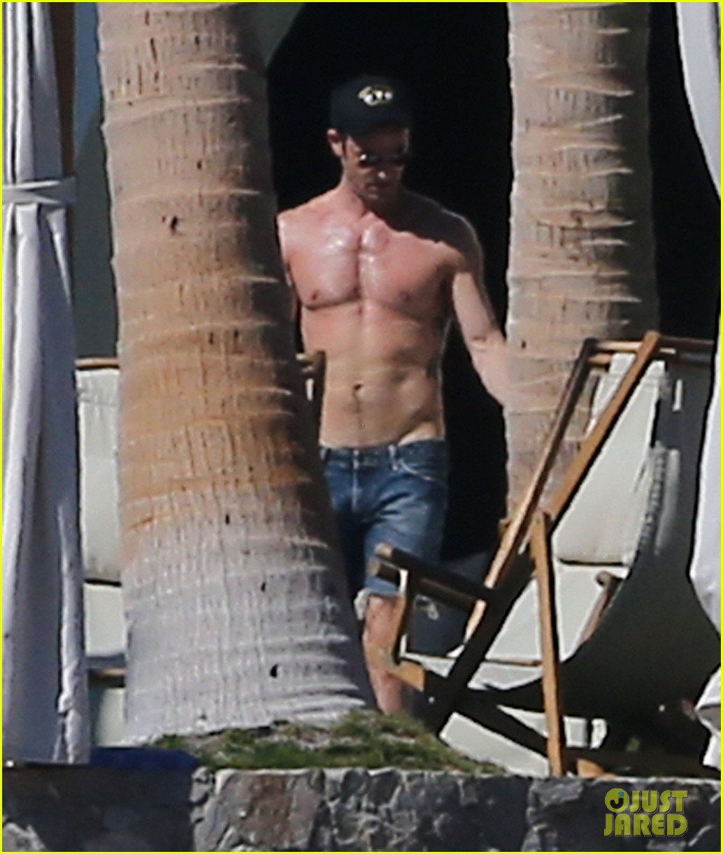 justin theroux looks ripped tan on his cabo vacation 033274261