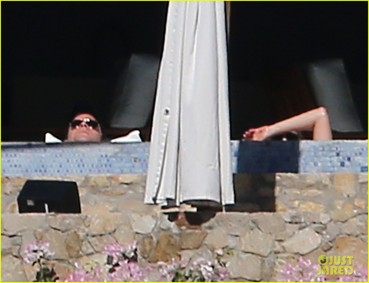 justin theroux looks ripped tan on his cabo vacation 093274267