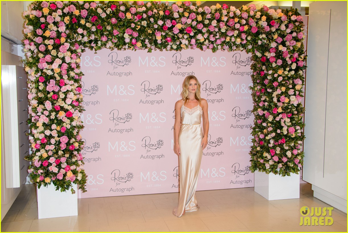 rosie huntington whiteley stuns at rosie for autograph fragrance launch 053291032