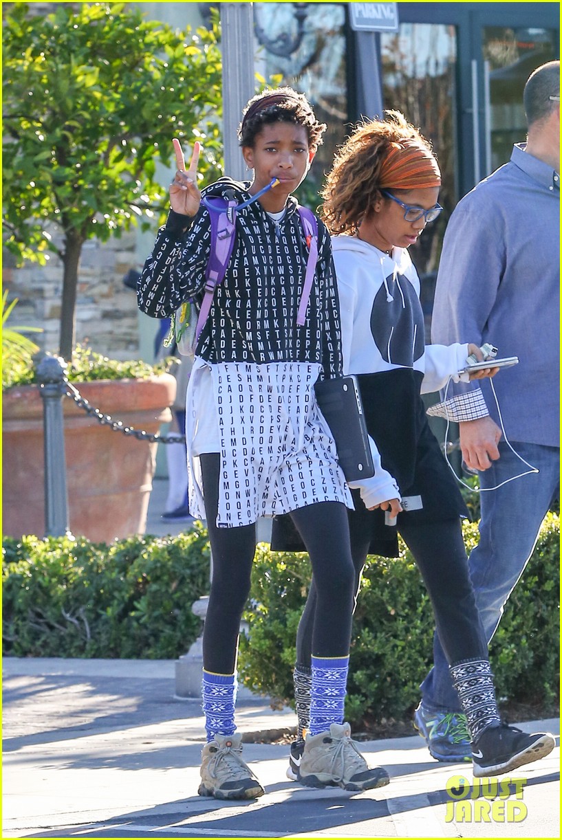 willow smith flashes a peace sign 073275220