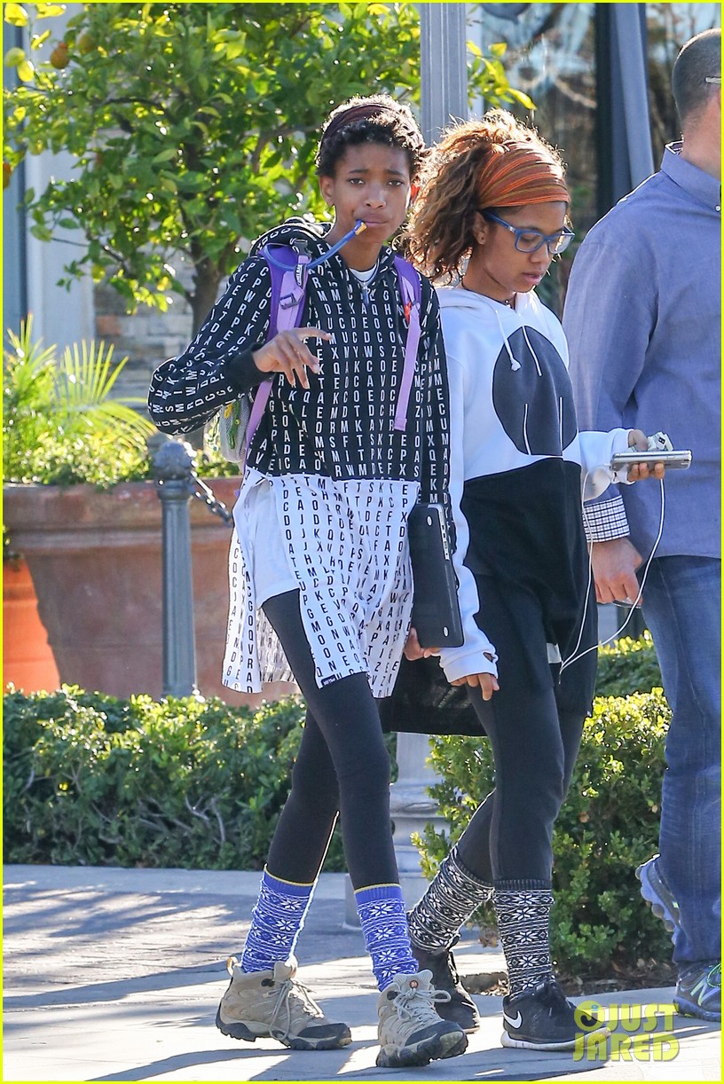 willow smith flashes a peace sign 103275223