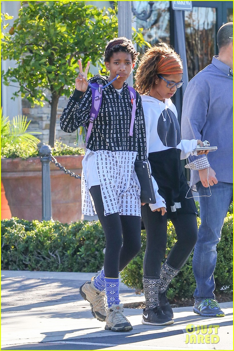 willow smith flashes a peace sign 143275227