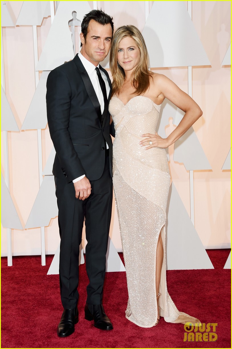 Jennifer Aniston Picks Up Emma Stone on Oscars 2015 Carpet! Photo