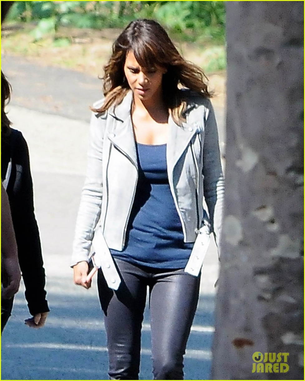 halle berry compares plastic surgery to crack 023314339