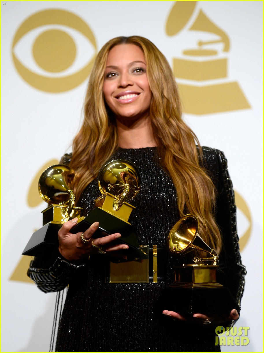 watch beyonce react to kanye wests grammys stage storm 113299911