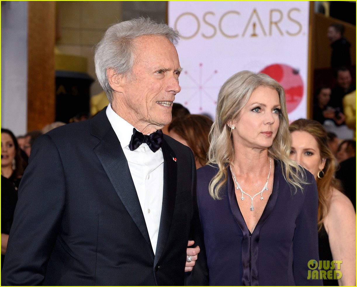 clint eastwood brings his girlfriend to oscars 2015 08