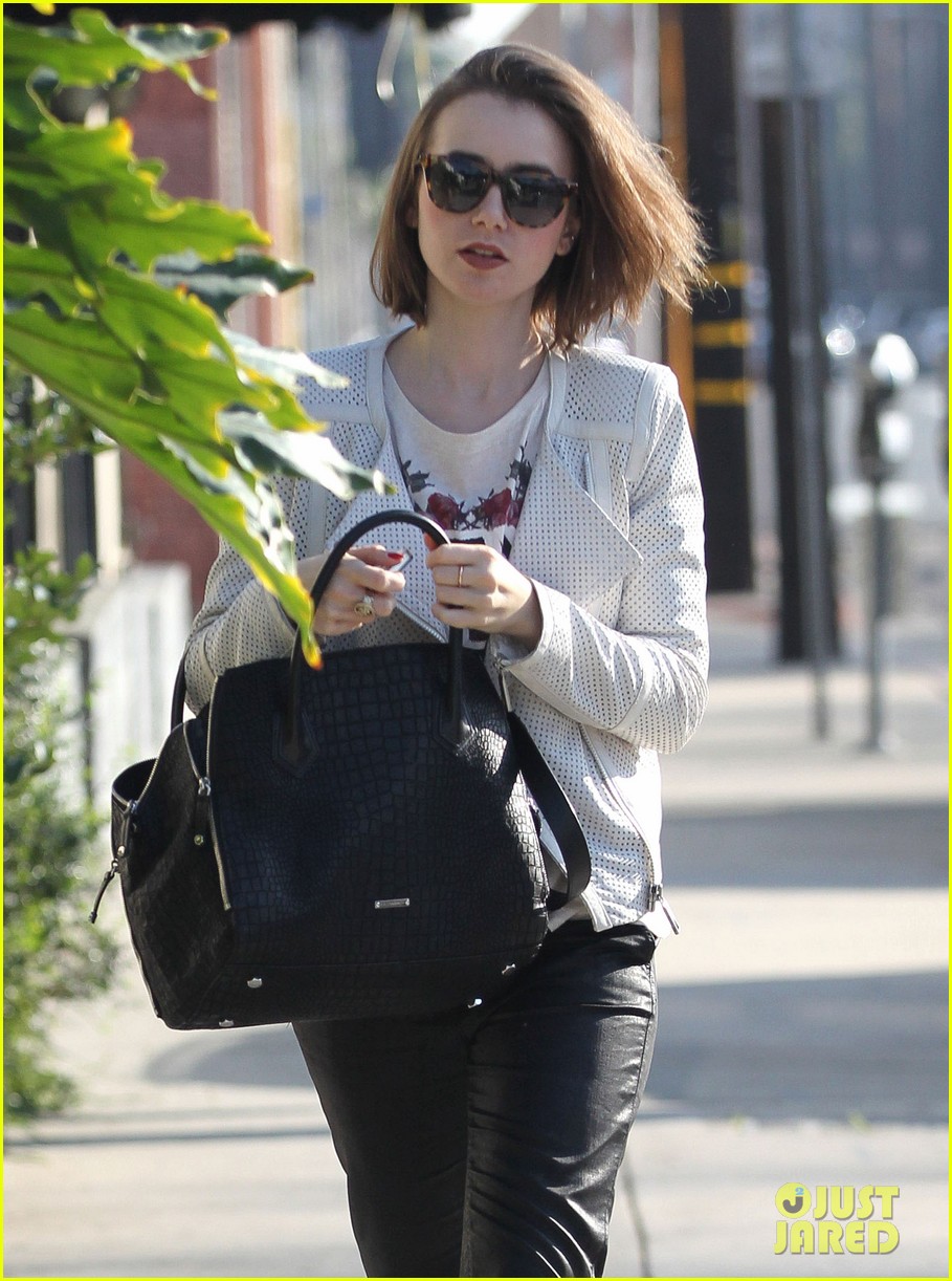 lily collins abercrombie fitch shopping 043307154