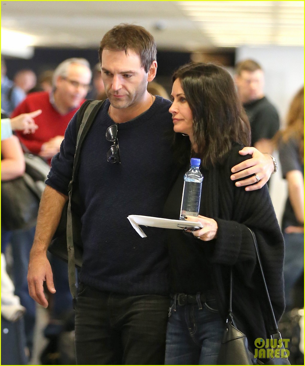 courteney cox johnny mcdaid show off airport pda 023314637