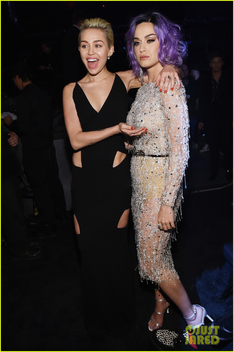 miley cyrus cups katy perrys boob at grammys 2015 07