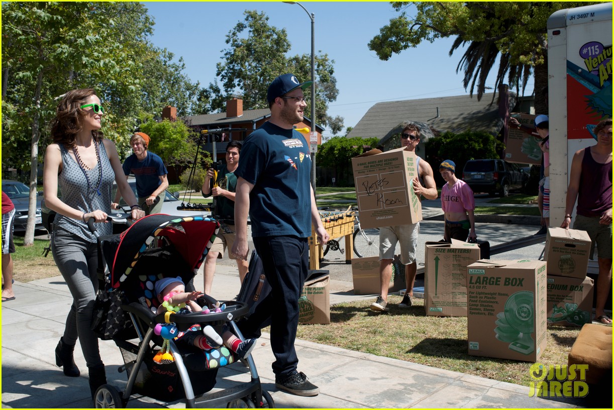 zac efron seth rogen will re team for neighbors 2 21