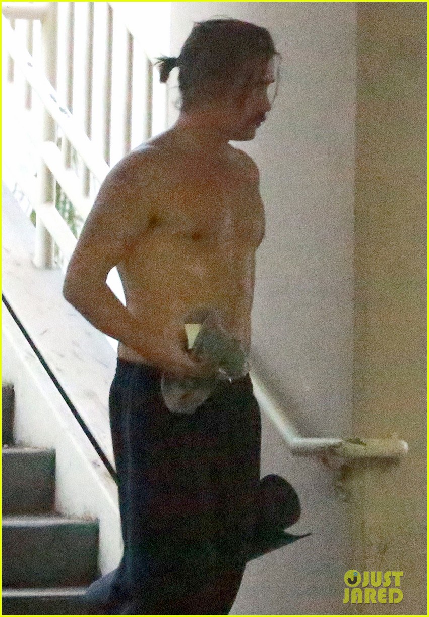 colin farrell shirtless sweaty after yoga 023306105