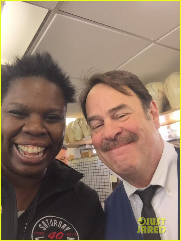 leslie jones took pics with almost every celeb at snl party 053305770