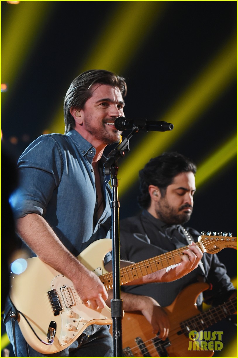juanes performs in spanish at grammys 04