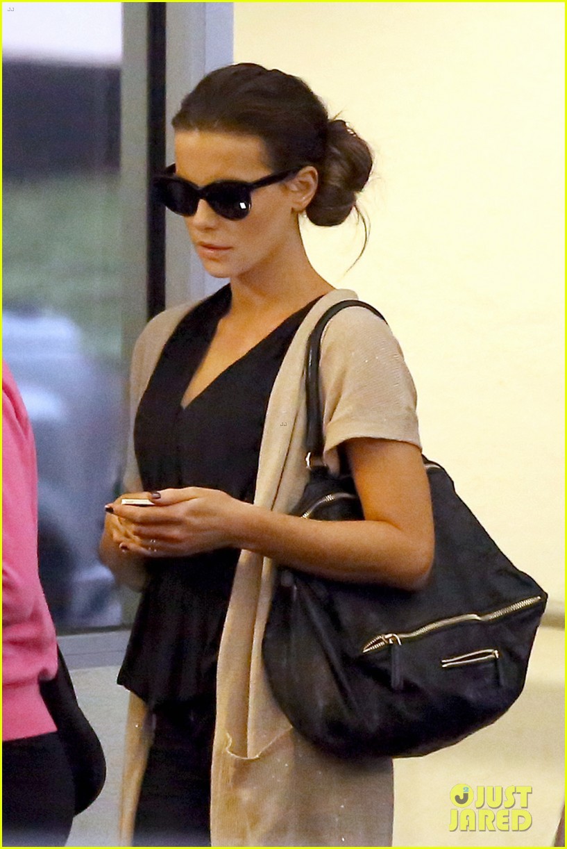 kate beckinsale iphone tribute to late dad richard 023293060
