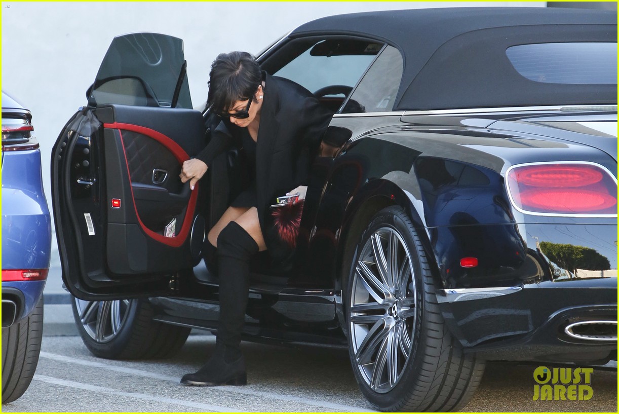 Kylie Jenner Buys 2.7 Million Mansion Near Sisters Kim & Khloe(01)