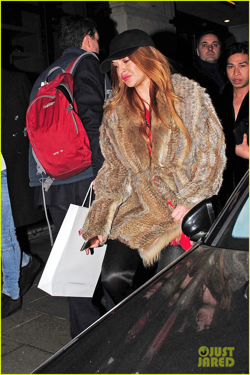 Lindsay Lohan Gives Out Chance to Win Fashion Line Present Photo(01)