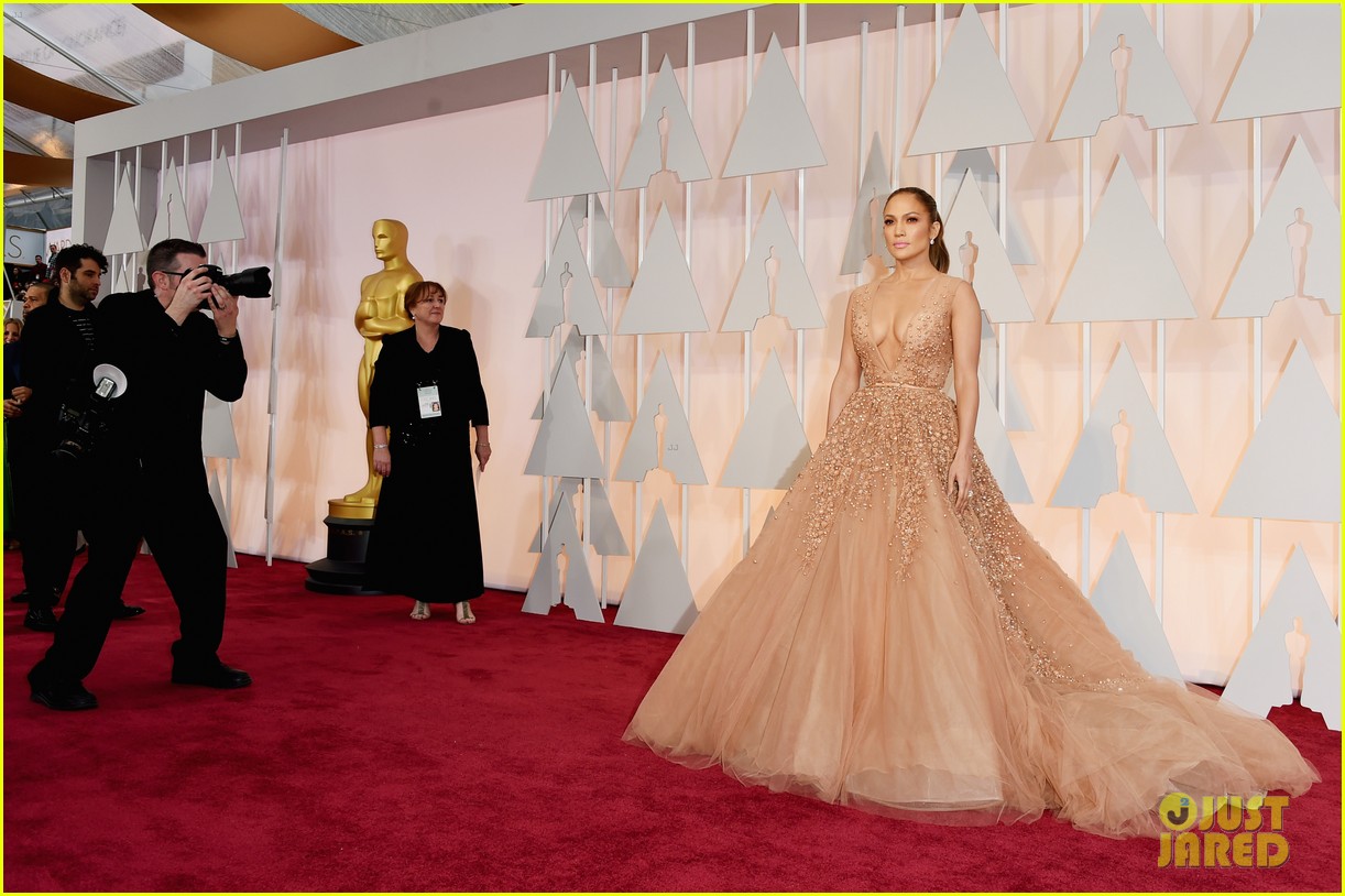Jennifer Lopez Gets Photobombed By Jennifer Aniston, Snaps Epic Selfie
