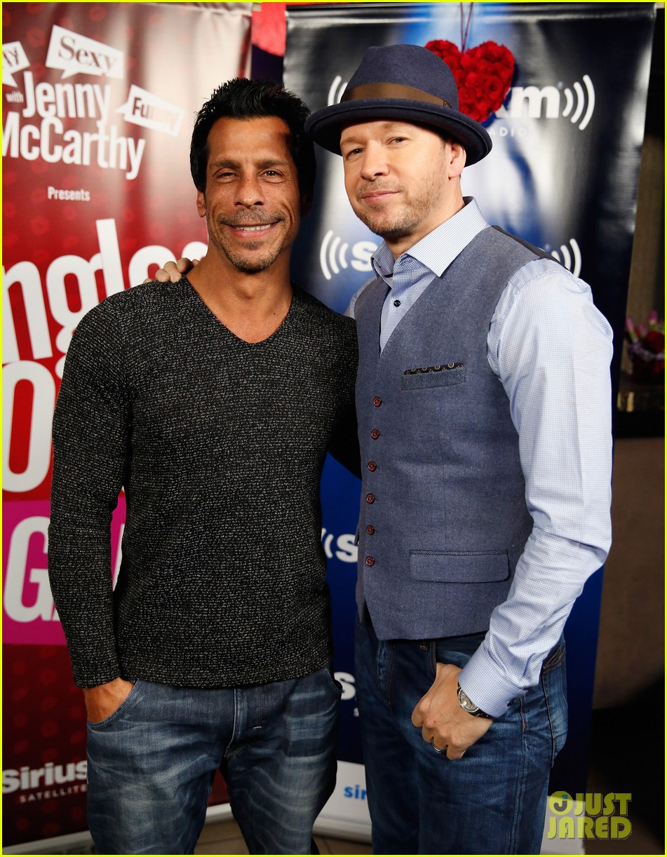 jenny mccarthy hosts singled out again with hubby donnie wahlberg 07