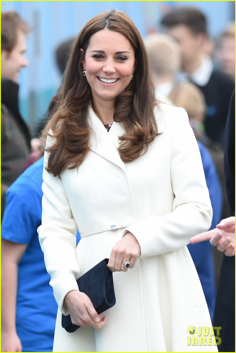 kate middleton tries her hand at painting 053302725