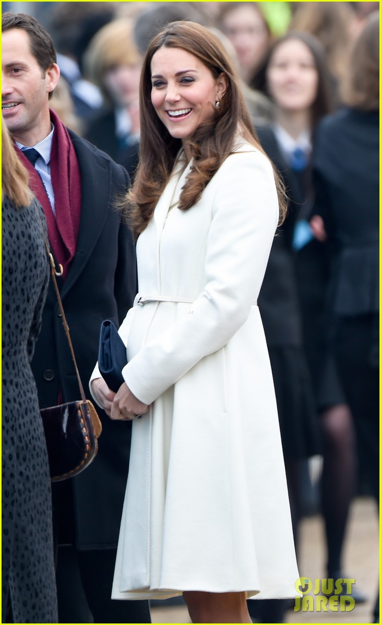 kate middleton tries her hand at painting 153302735